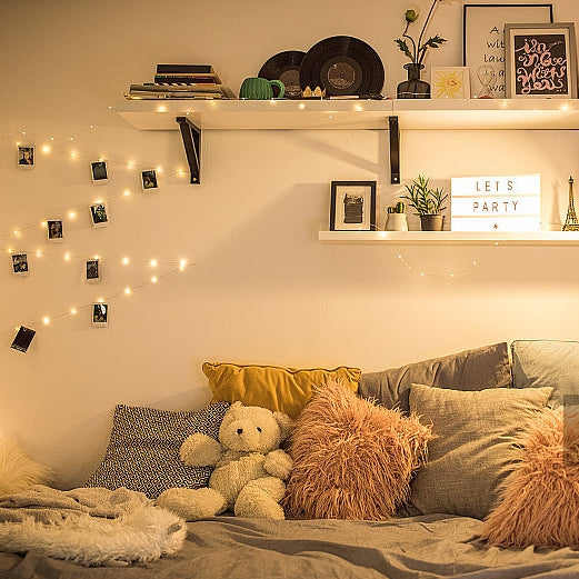 Small Space Magic Book Nook: Transform Your Tiny Apartment into a Mini Art Gallery